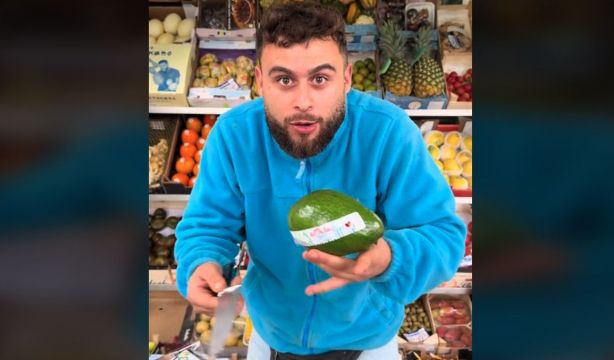 El truco viral para saber si un aguacate está maduro sin necesidad de abrirlo