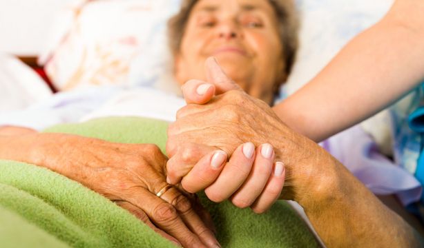 El ejercicio podría ser la solución para tratar el 'delirium' en mayores hospitalizados (Bigstock)