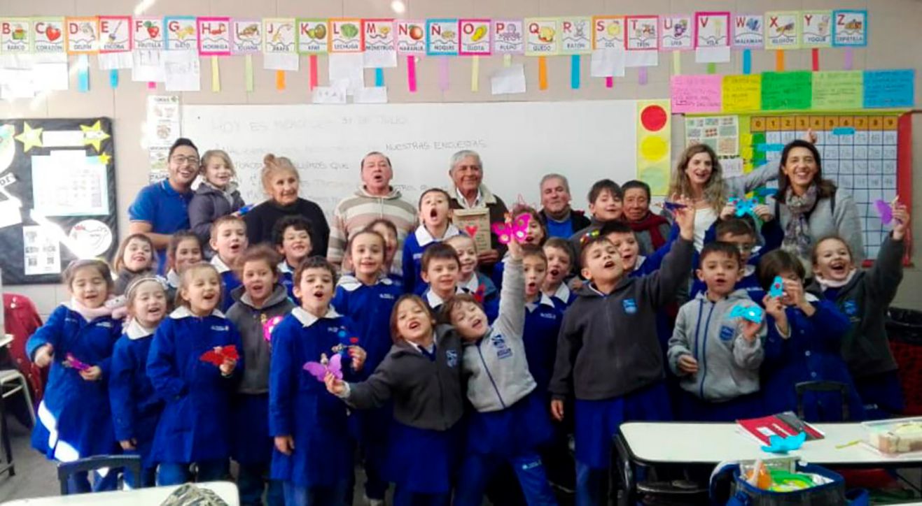 La historia del profesor que logró que sus alumnos de seis años revaloricen la figura de los abuelos