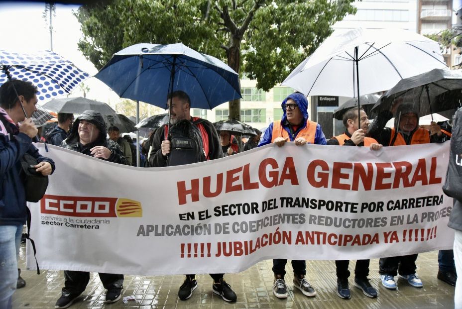 Huelga de autobuses para reclamar la jubilación anticipada: fechas y servicios mínimos Huelga de autobuses para reclamar la jubilación anticipada: fechas y servicios mínimos