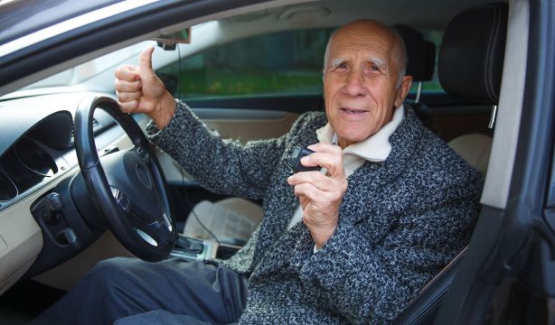 El curioso truco con el dedo pulgar que puede prevenirte de un accidente en el coche (Bigstock)