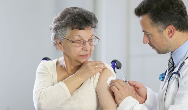 "Las vacunas curarán en el futuro enfermedades como el cáncer o el alzhéimer" (Bigstock)