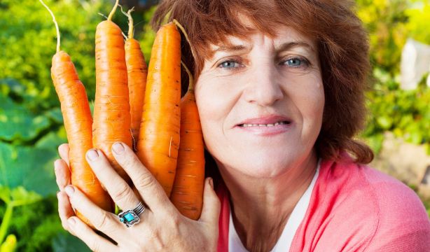 Estos son los beneficios de la zanahoria en personas mayores