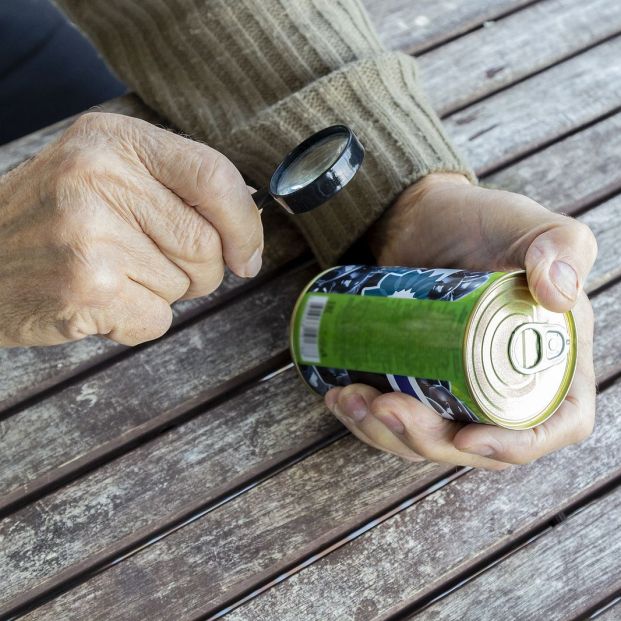 La mayoría de marcas alimentarias ignora a los mayores y siguen con etiquetas ilegibles