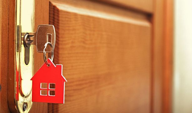 El truco de un bombero para abrir la puerta si te has dejado las llaves puestas