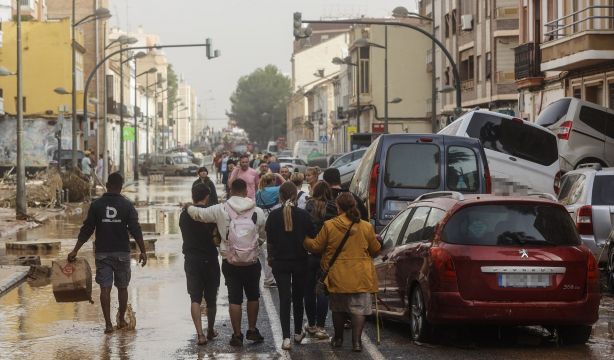 EuropaPress 6311941 varias personas junto coches destrozados paso dana barrio torre valencia 30