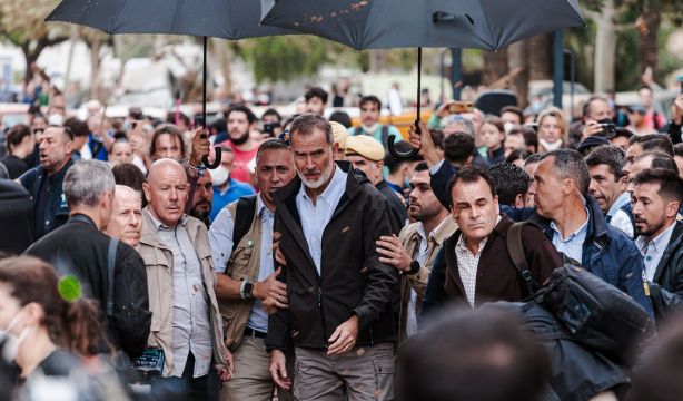 Tensión en Paiporta: suspenden la visita de los Reyes, Sánchez y Mazón por la indignación ciudadana