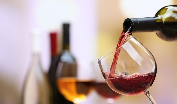 Crean una IA que calcula la cantidad de vino en una copa y sus compuestos bioactivos con una foto (Bigstock)