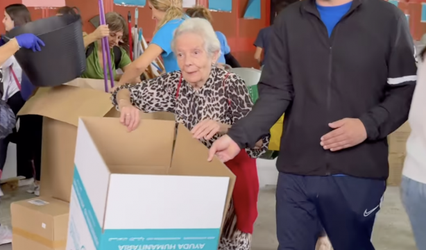 VÍDEO Esta mujer mayor ayudando en la DANA conmueve en redes: "La solidaridad no entiende de edad"