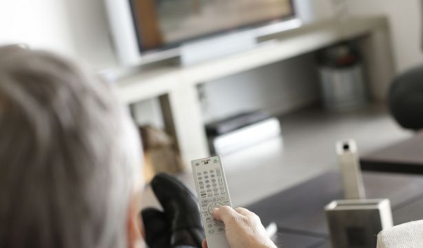 Los 'baby boomers' son lo que más ven la televisión tradicional: más de cinco horas diarias