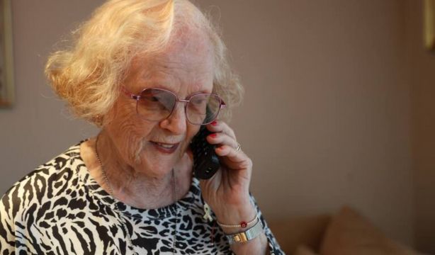 Tiene 87 años y todos los días llama a otras personas mayores que se sienten solas