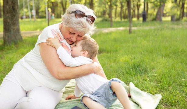 La justicia da la razón a una abuela y amplía el régimen de visitas para pasar tiempo con sus nietos