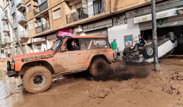 La DGT lo explica: ¿cómo debemos conducir en una riada?