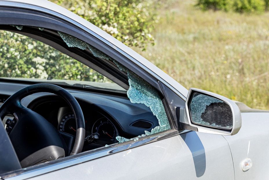 El truco de un bombero para romper la ventanilla de un coche en caso de accidente