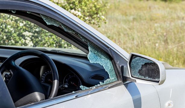El truco de un bombero para romper la ventanilla de un coche en caso de accidente