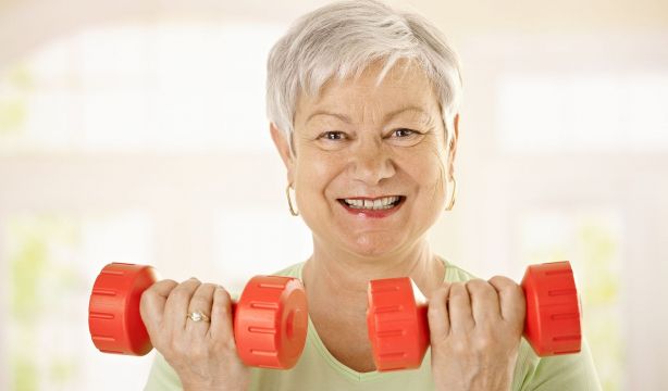 Este es el ejercicio que deben hacer las personas mayores que quieren retomar el entrenamiento