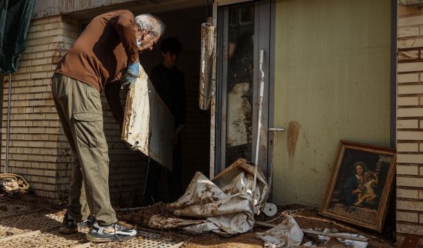 Los más mayores también ayudan: la ola de solidaridad con los afectados por la DANA no tiene edad