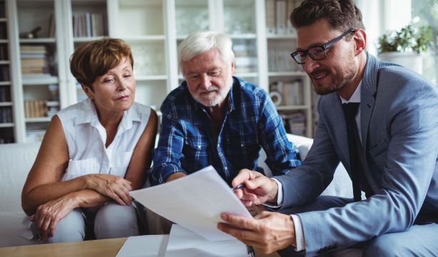 Pareja revisando un contrato de alquiler. Fuente: Bigstock