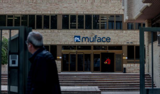 Los funcionarios pagarían un 150% por un seguro de salud por su cuenta si desaparece Muface. Foto:EuropaPress