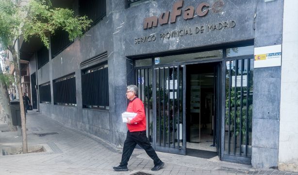 Los funcionarios pagarían más del doble por su seguro de salud privado si desaparece Muface. Foto: Europa Press