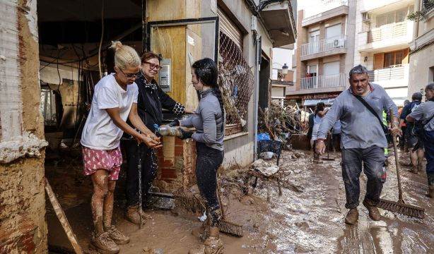 EuropaPress 6315728 varias personas limpian estragos ocasionados dana noviembre 2024 paiporta