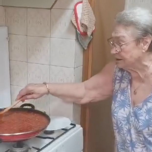 Juanita, con 87 años, también ayuda a los afectados por la DANA: "Va por vosotros" (TikTok)