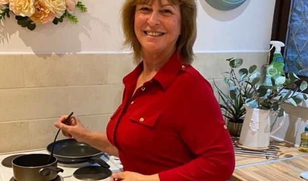 Una mujer cobra por cuidar a sus nietos y gana casi 30.000 euros: "No me siento culpable"