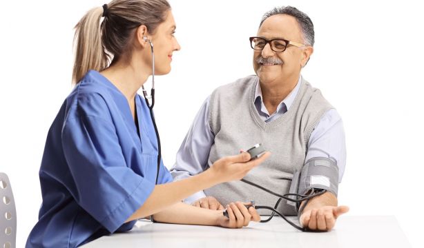 Este el suplemento que baja la tensión arterial en adultos mayores. Bigstock