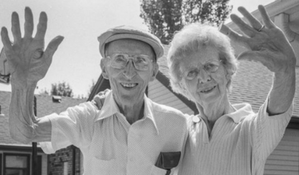 El dolor de decir adiós: fotografía durante 27 años cómo sus padres la despiden tras visitarles