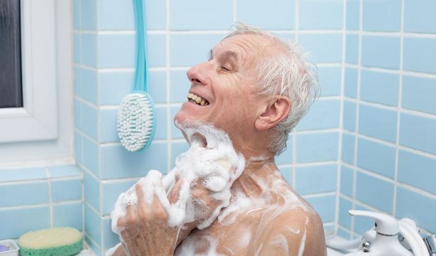 La ciencia lo aclara: ¿cuándo es mejor ducharse, por la mañana o por la noche?