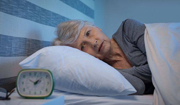 ¿No puedes dormir? Una experta del sueño explica la 'regla de los 20 minutos'