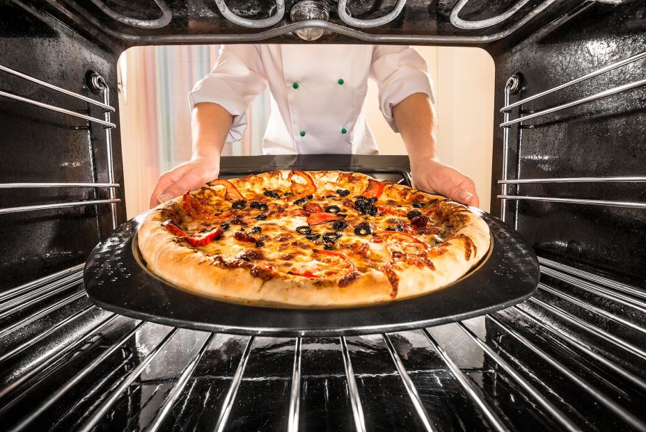 Pizza en el horno en casa: qué es mejor, hacerla en la bandeja o en la rejilla (Bigstock) Pizza en el horno en casa: qué es mejor, hacerla en la bandeja o en la rejilla (Bigstock)