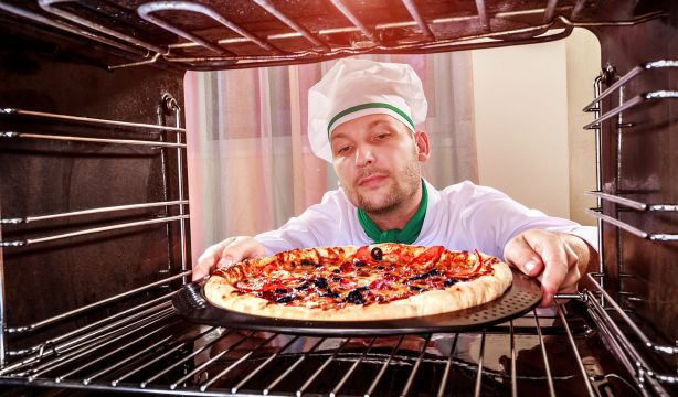 Pizza en el horno en casa: qué es mejor, hacerla en la bandeja o en la rejilla (Bigstock)