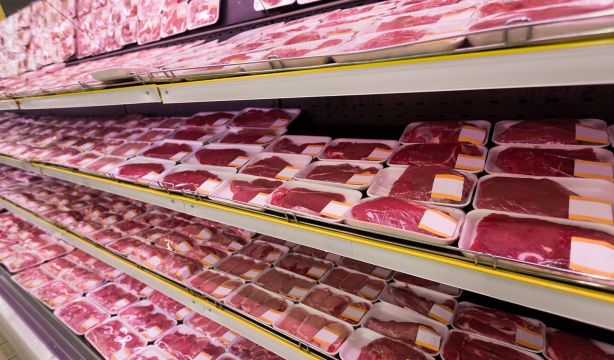 La trampa de la carne 'extratierna' de los supermercados: agua, aditivos y más precio (Bigstock)