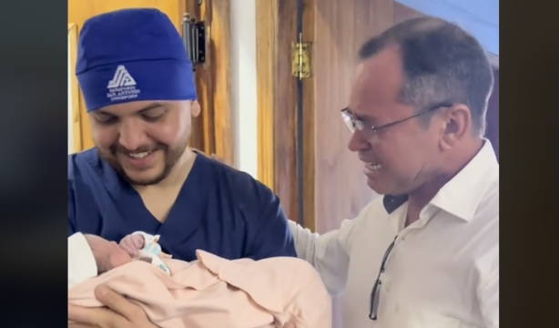 VÍDEO: La emotiva reacción de un abuelo al conocer a su nieta