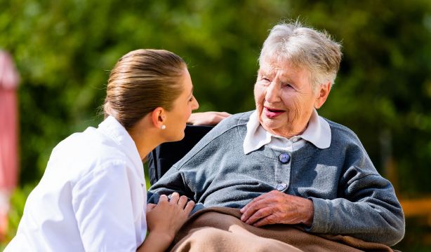 El modelo de atención integral y centrada en la persona demuestra que "es posible cuidar mejor" (Bigstock)