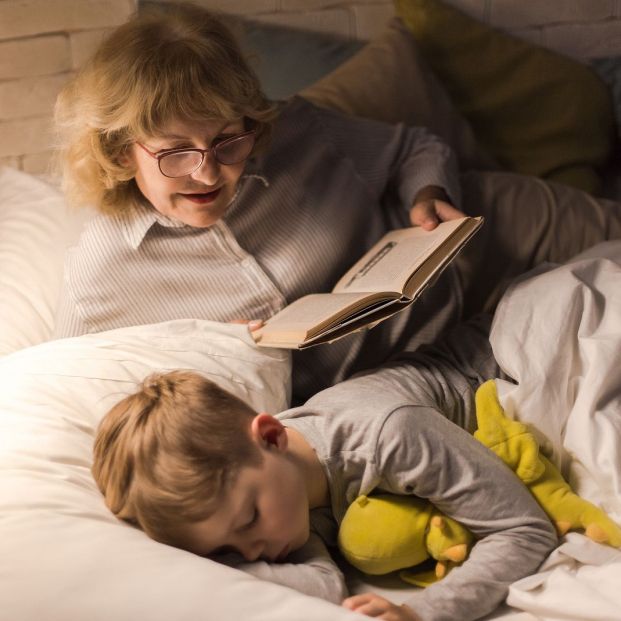 Cómo dormir a tu nieto con la técnica 4-7-8