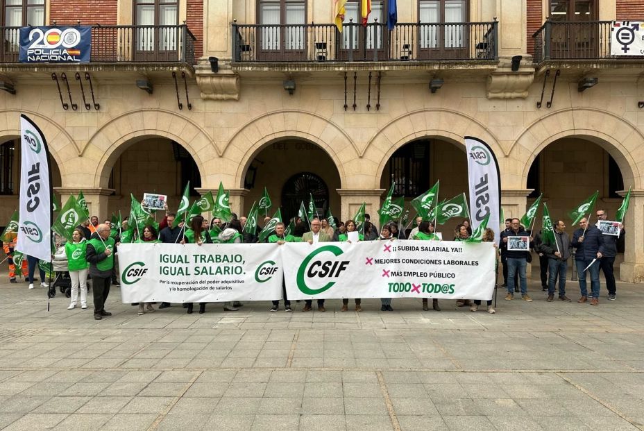 EuropaPress 6334425 concentracion csif defensa muface subdelegacion gobierno teruel EuropaPress 6334425 concentracion csif defensa muface subdelegacion gobierno teruel