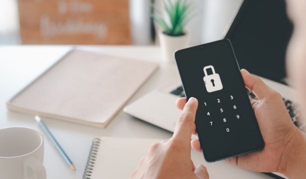 Este es el truco de una experta en ciberseguridad para saber si te están espiando el móvil