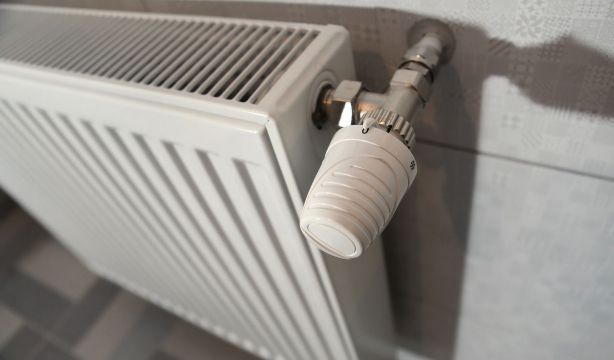 El invento que hace que los radiadores calienten más y permite ahorrar en calefacción (Bigstock)