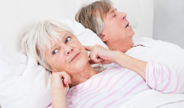 Cinco buenos consejos para lograr dormir con alguien que ronca