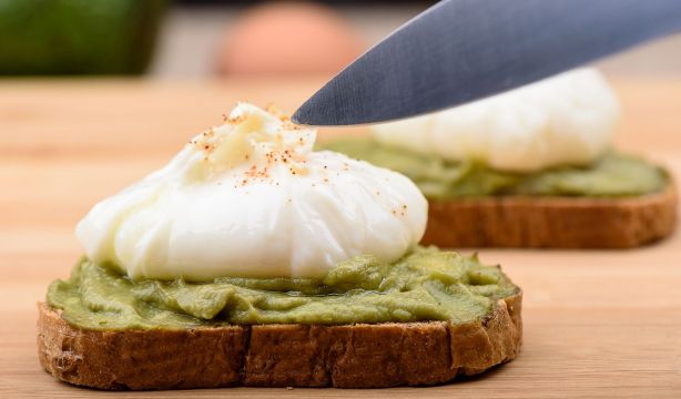 El truco de una experta para hacer un huevo poché sin encender el fuego