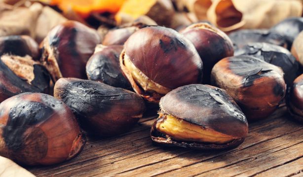 El sencillo truco para cocinar castañas en casa y pelarlas sin esfuerzo