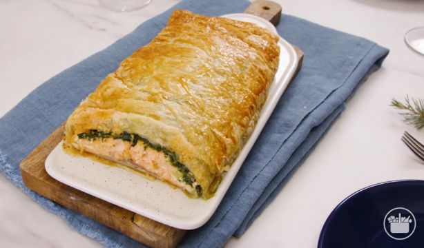 Receta de salmón Wellington con espinacas y crema de queso: una buena opción para esta Navidad
