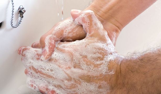 El lavado de manos, esencial para reducir el uso de antibióticos en residencias de mayores