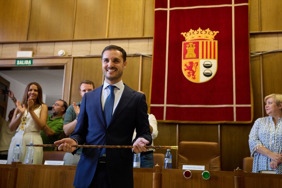 EuropaPress 5396785 concejal pp torrejon ardoz alejandro navarro sujeta baston mando nuevo EuropaPress 5396785 concejal pp torrejon ardoz alejandro navarro sujeta baston mando nuevo