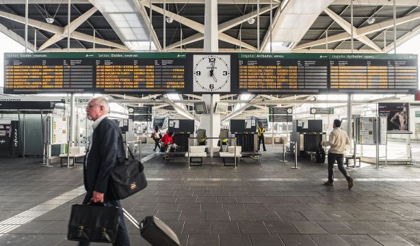 Renfe lanza una promoción para viajar a Valencia durante las Fallas con billetes desde 9 euros