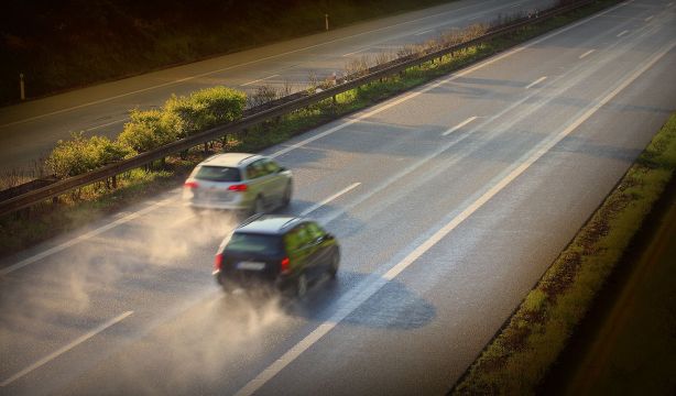 La DGT lo aclara: ¿cuándo está permitido adelantar por la derecha?