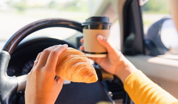 La DGT lo aclara: ¿está permitido comer mientras conduces?