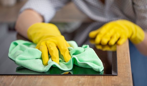 El truco definitivo para eliminar las manchas más difíciles de la vitrocerámica